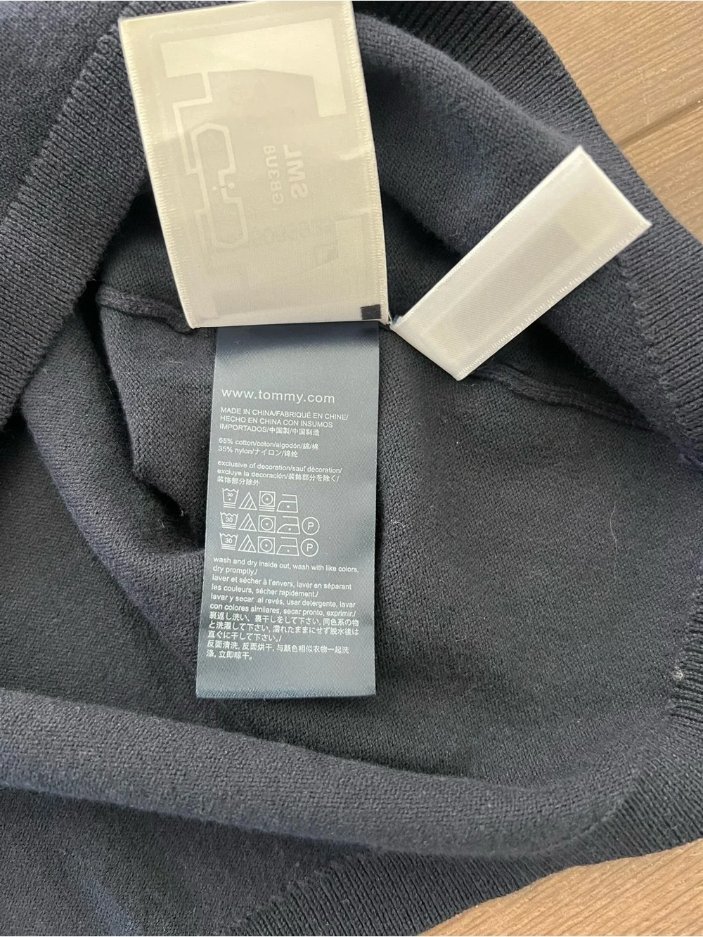 NWT Tommy Hilfiger Women’s V-neck Sweater Large